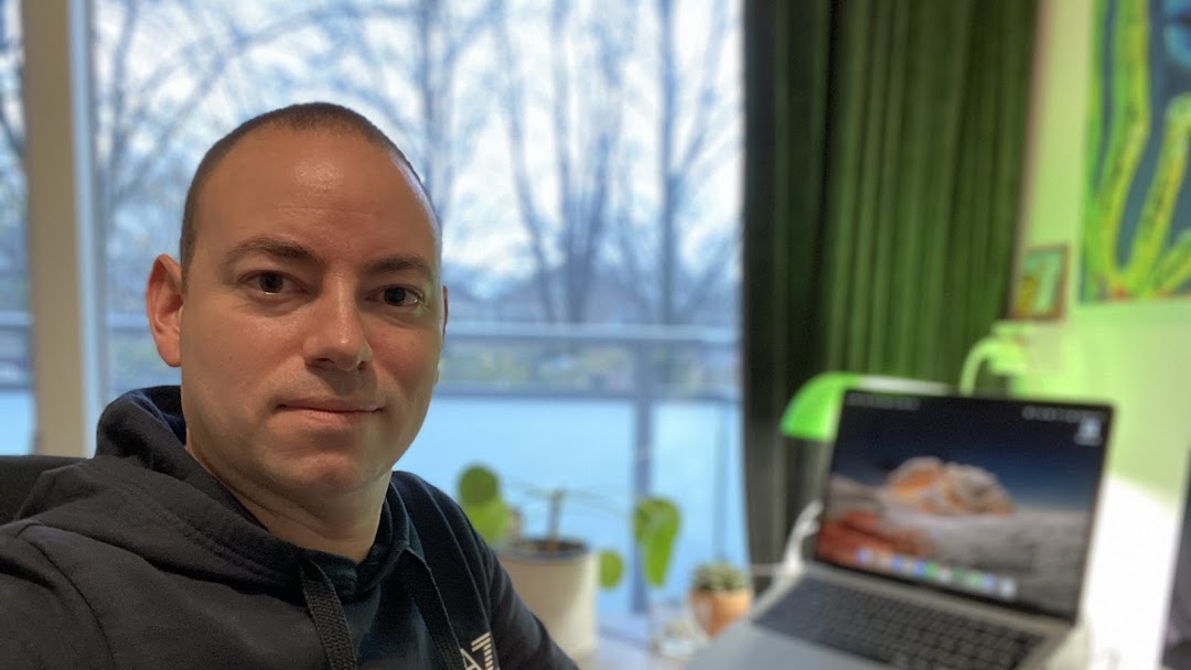 Ramon van den Oord aan het werk achter zijn laptop